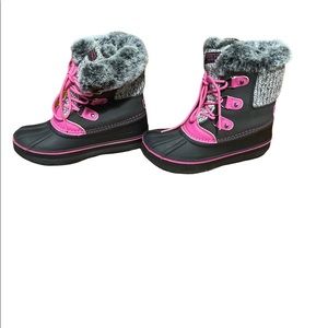 Gently used London fog snow boots✨